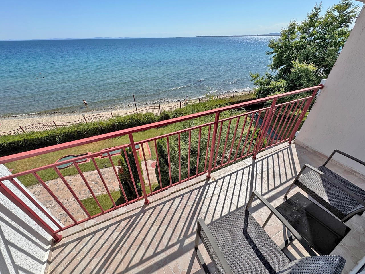 Апартамент на първа линия с гледка към море